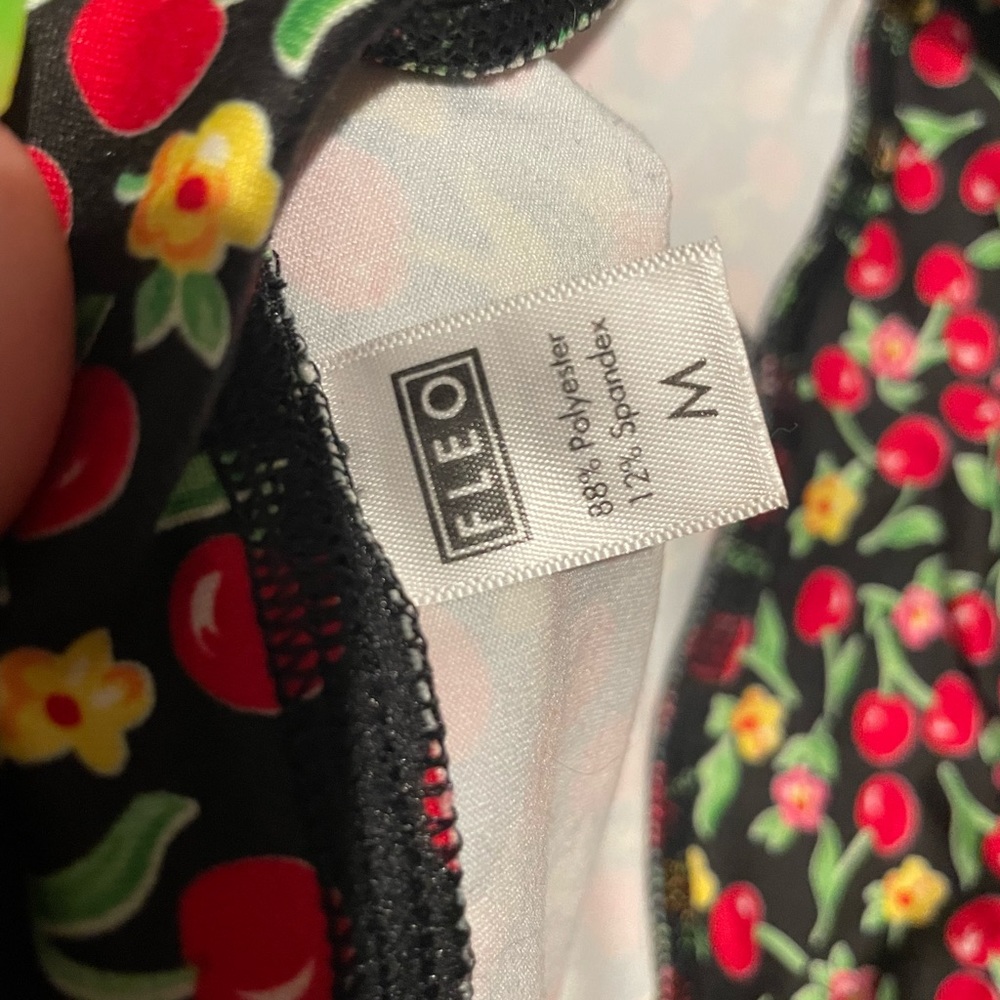 Medium cherries FLEO EUC shorts